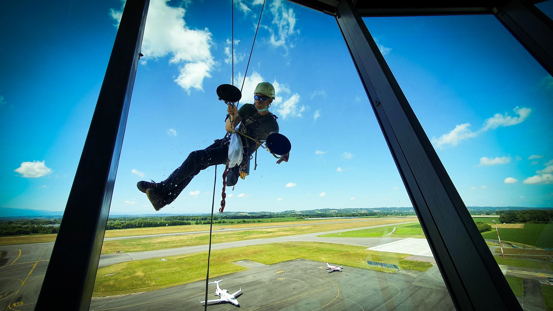 Nettoyage des vitres d’une tour de contrôle aéronautique